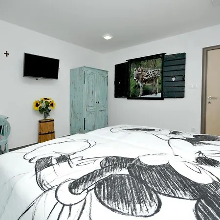 Stagnum Baba - Impressive Luxury With Heated Pool, Hot Tub, Playroom And Upscale House Design Villa