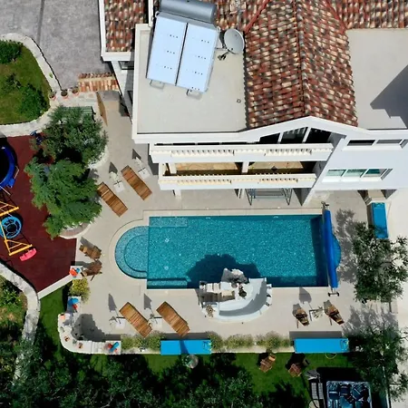 Villa Stagnum Baba - Impressive Luxury With Heated Pool, Hot Tub, Playroom And Upscale House Design *