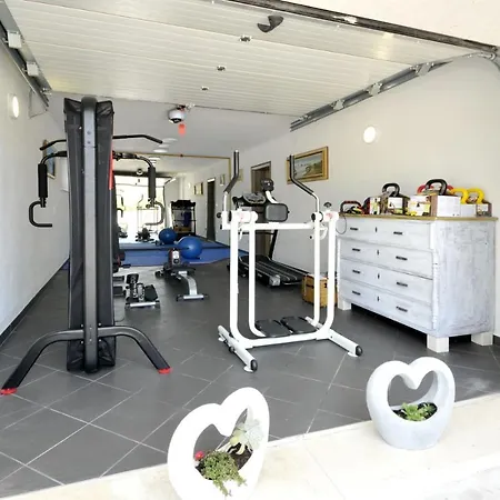 Stagnum Baba - Impressive Luxury With Heated Pool, Hot Tub, Playroom And Upscale House Design Trogir