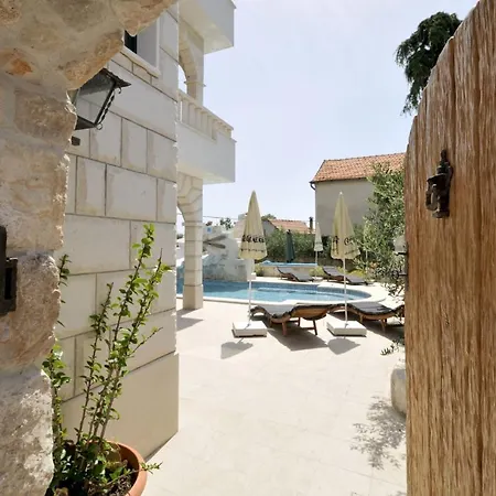 Stagnum Baba - Impressive Luxury With Heated Pool, Hot Tub, Playroom And Upscale House Design Villa *