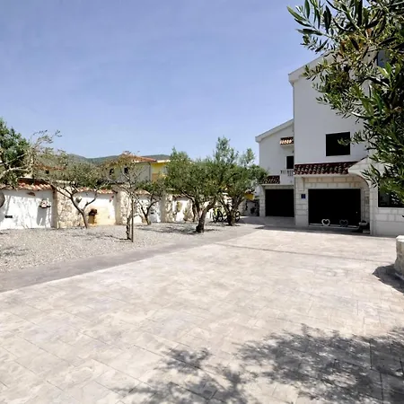 Stagnum Baba - Impressive Luxury With Heated Pool, Hot Tub, Playroom And Upscale House Design Villa