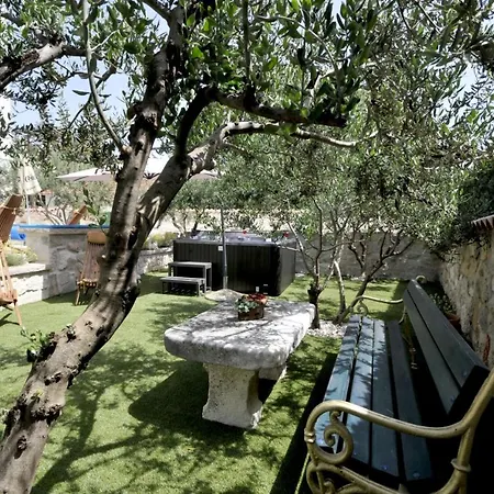 Stagnum Baba - Impressive Luxury With Heated Pool, Hot Tub, Playroom And Upscale House Design Trogir
