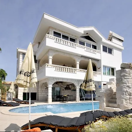 Villa Stagnum Baba - Impressive Luxury With Heated Pool, Hot Tub, Playroom And Upscale House Design *