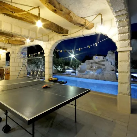 Stagnum Baba - Impressive Luxury With Heated Pool, Hot Tub, Playroom And Upscale House Design * Trogir