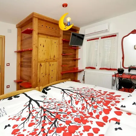 Villa Stagnum Baba - Impressive Luxury With Heated Pool, Hot Tub, Playroom And Upscale House Design
