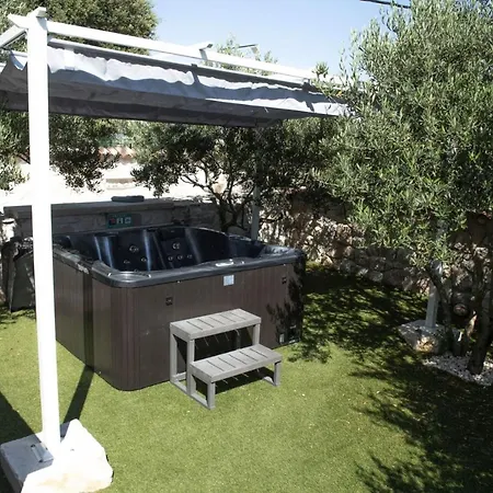 Villa Stagnum Baba - Impressive Luxury With Heated Pool, Hot Tub, Playroom And Upscale House Design