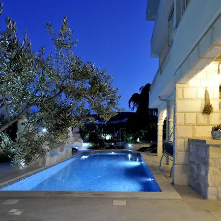 Stagnum Baba - Impressive Luxury With Heated Pool, Hot Tub, Playroom And Upscale House Design Trogir