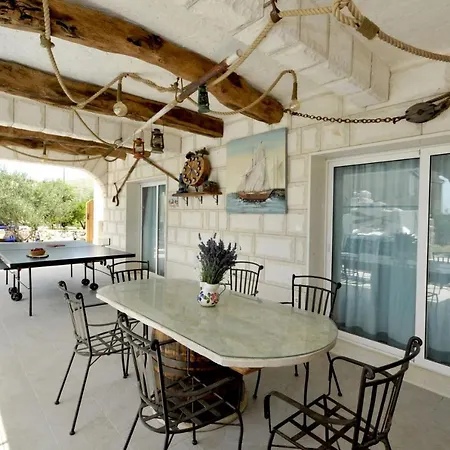 Stagnum Baba - Impressive Luxury With Heated Pool, Hot Tub, Playroom And Upscale House Design Villa