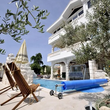 Stagnum Baba - Impressive Luxury With Heated Pool, Hot Tub, Playroom And Upscale House Design Villa