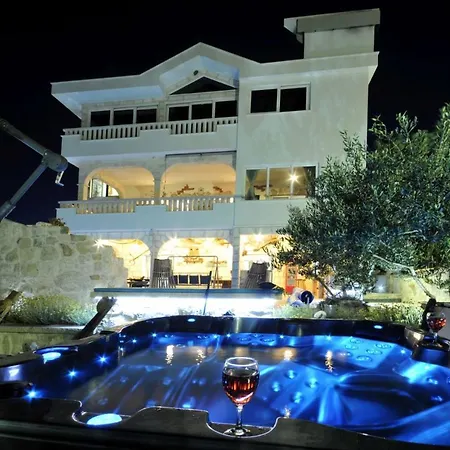 Villa Stagnum Baba - Impressive Luxury With Heated Pool, Hot Tub, Playroom And Upscale House Design *