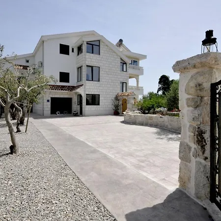 Villa Stagnum Baba - Impressive Luxury With Heated Pool, Hot Tub, Playroom And Upscale House Design Trogir